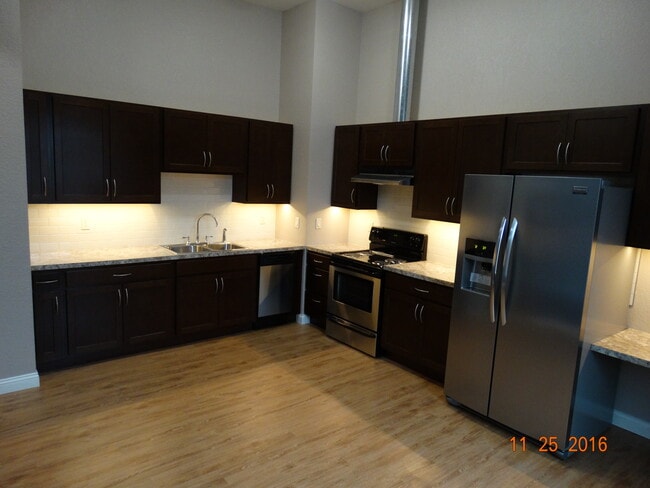 Building Photo - 211 E 2nd St Unit 204