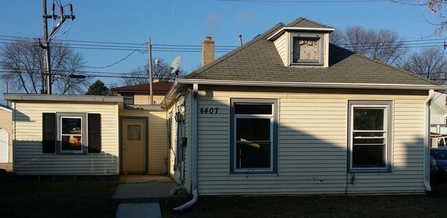 Building Photo - 2BR SINGLE FAMILY IN HANDY LOCATION, PARKI... Rental