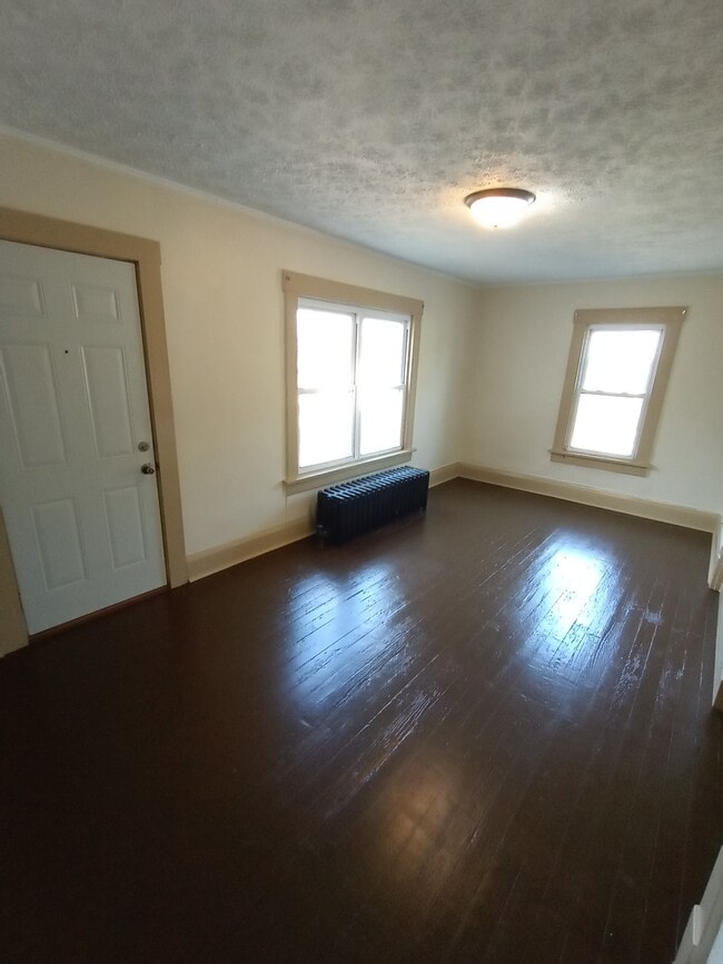 Living room - 206 Edwin Ave SE Unit 3