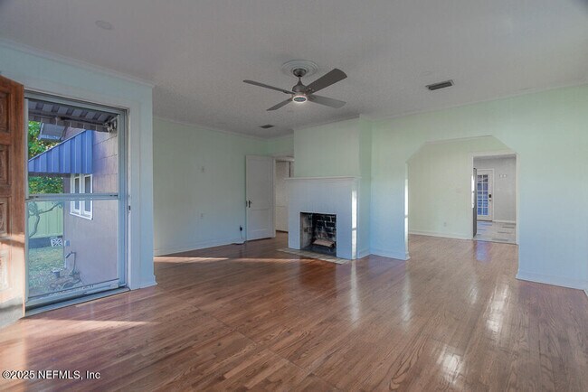 Photo - 3620 Myra St