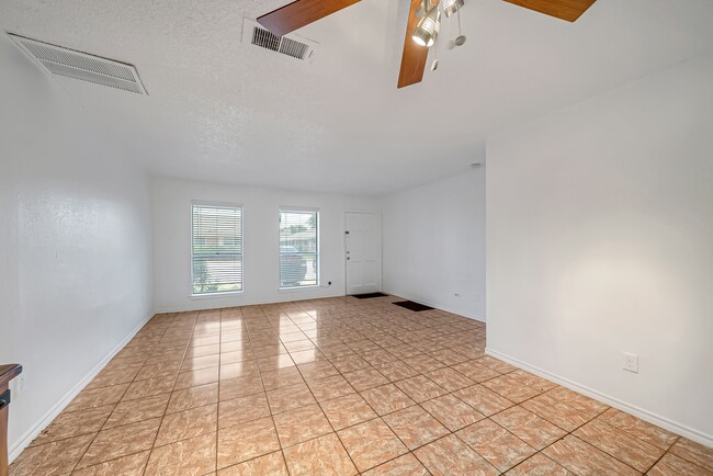 Photo - 3368 Burke Rd Unidad 163