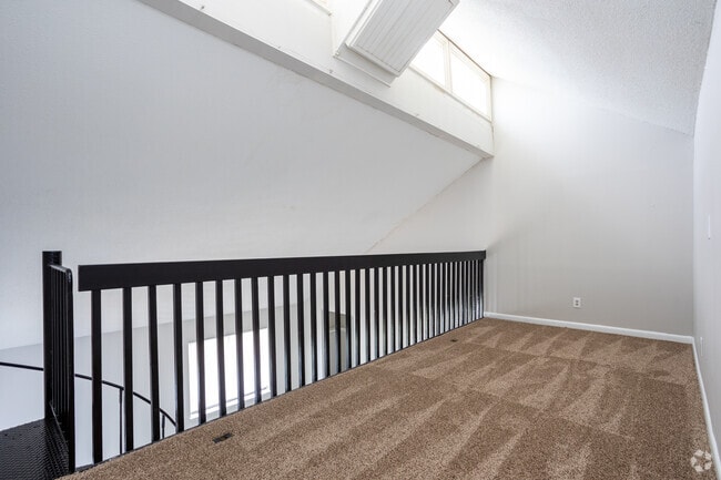 1BR, 1BA - 940SF Loft Renovated - Loft