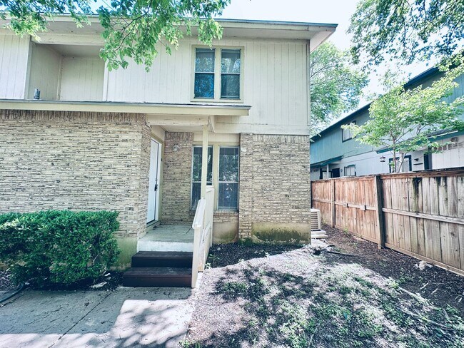Building Photo - 1318 Southport Dr Unit B