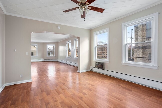 Building Photo - 531 Merritt Ave Unit Upper