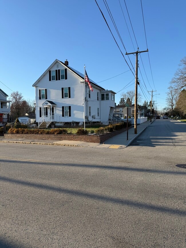 Building Photo - 95 Lake St Unit Apt 2