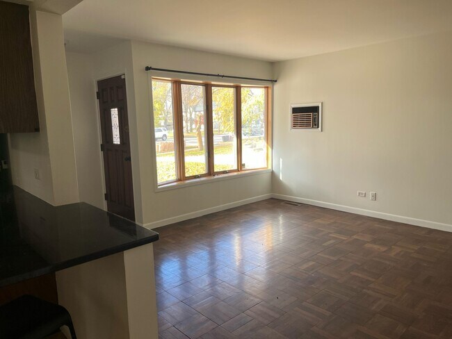 Photo - 883 S York St