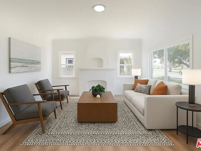 Living room with Decorative fireplace - 672 E 119th St Casa