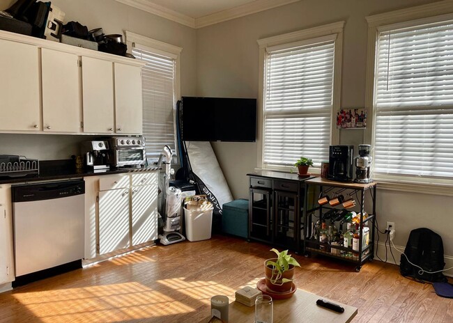 Photo - Available 7/20. Great 1BR/1BA Available in Downtown Charleston!