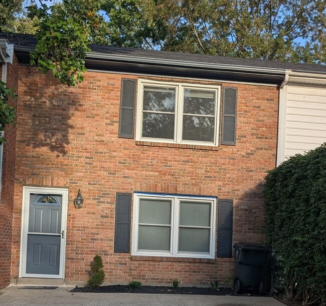 Building Photo - Spacious Townhome with Fully Fenced Privat...