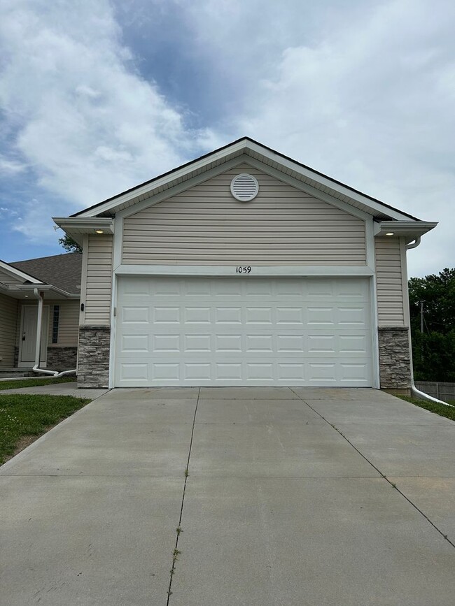Building Photo - Spacious 4 Bedroom Duplex Near Village Pointe