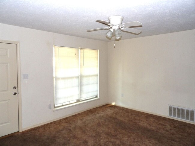 Photo - 403 NW Greenmeadow Dr