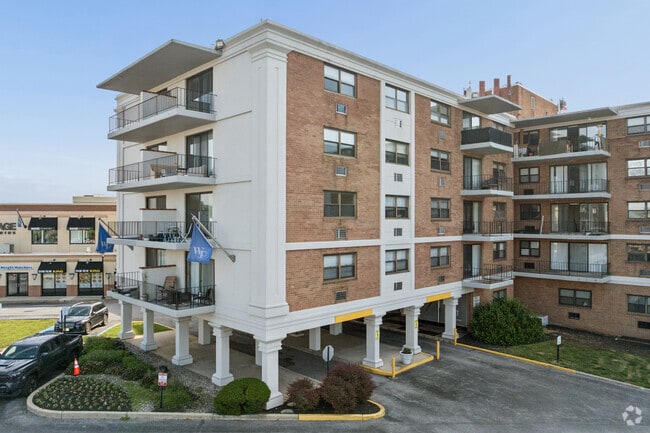 Courtside Square Apartments