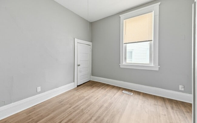 Photo - 1261 E 99th St