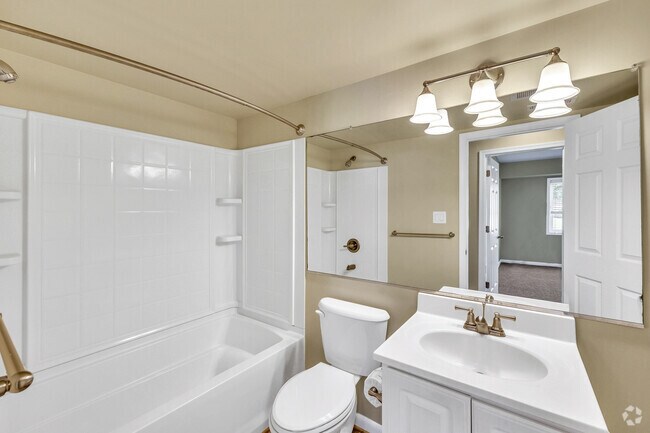 2BR, 2BA - 1,055SF - Baylor - Bathroom