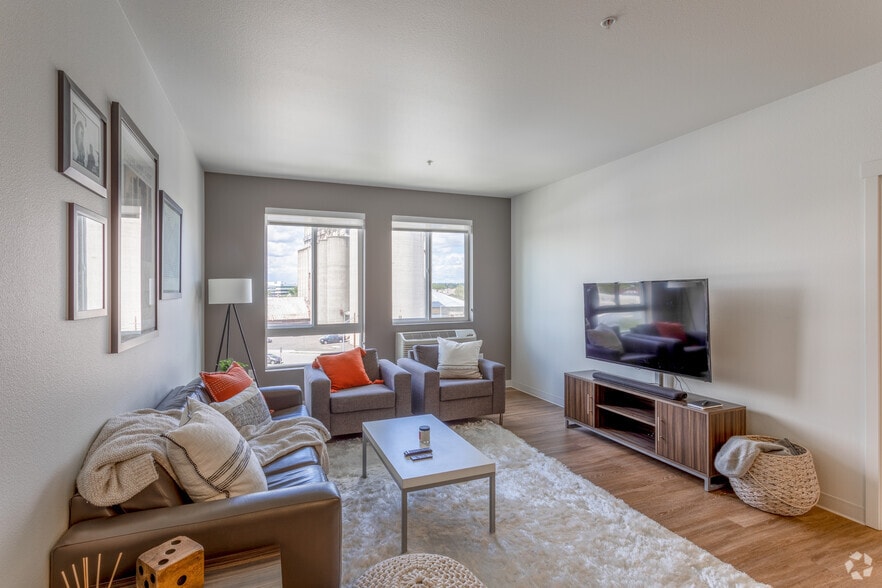 3BR, 2BA - 1,211 SF