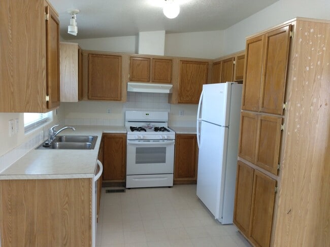 Photo - 446 240 N