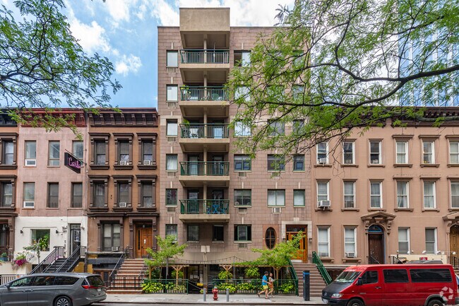 Photo - 325 W 51st St