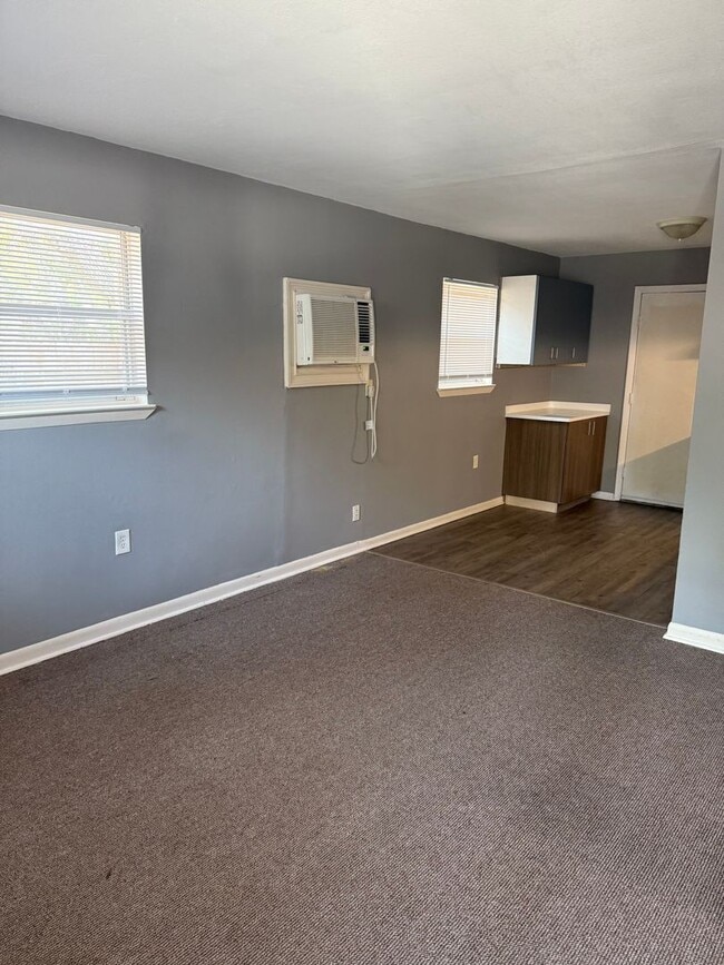 Building Photo - Affordable 2-Bedroom 1-Bath Duplex - Great... Rental