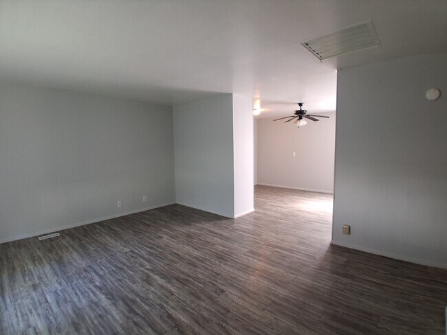 Photo - 1001 Koehn Dr