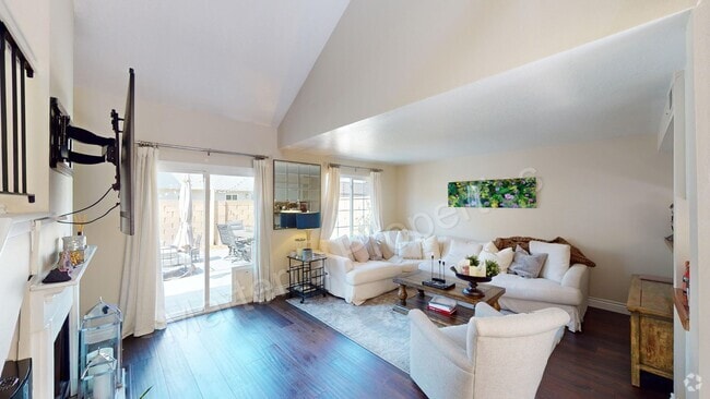 Building Photo - Beautiful 2 bed/2.5 bath Townhome in Costa...