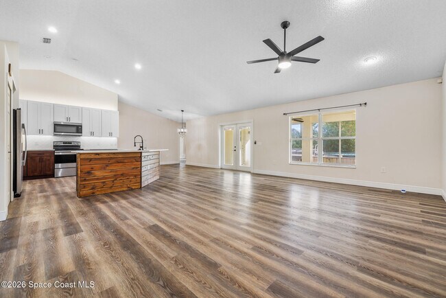 Photo - 1126 Ruby St SE