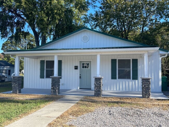 Building Photo - Fully remodeled rancher
