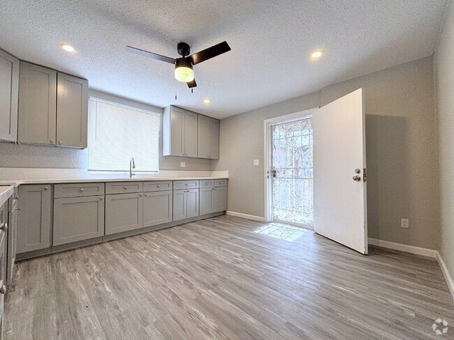 Building Photo - 1414 E 61st St Unit C Rental