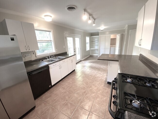 Building Photo - 132 N Rembert St Rental
