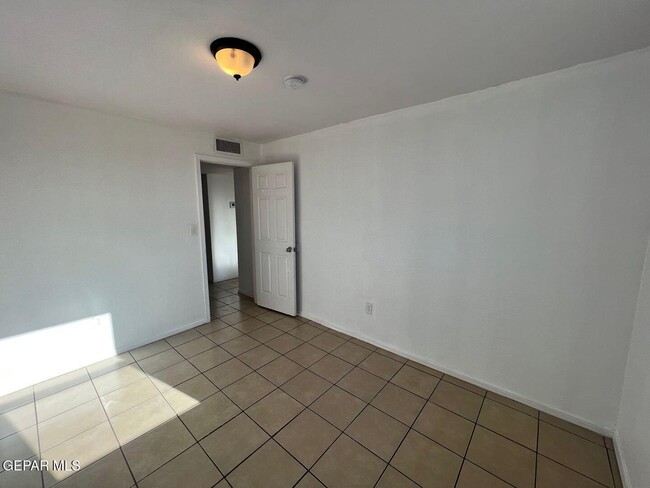 Photo - 14831 Allemands Ave Unidad c