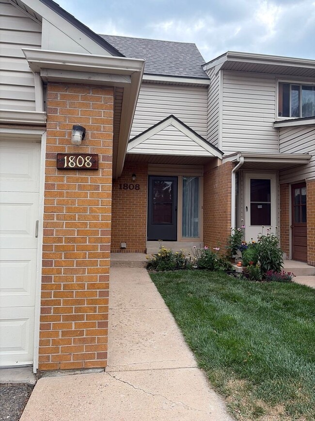 Building Photo - Updated Townhome Backing to Open Space in Prime Lafayette Location