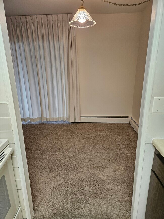 B33 Dining Room - Lake Club Apartments