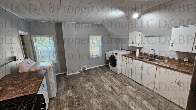 Photo - 939 Baraga St NE