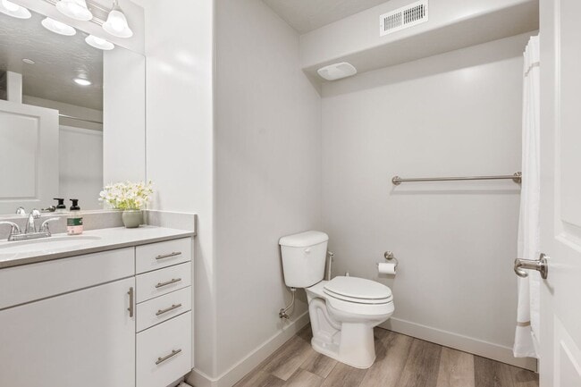 Photo - Beautiful End Unit Unidad B205