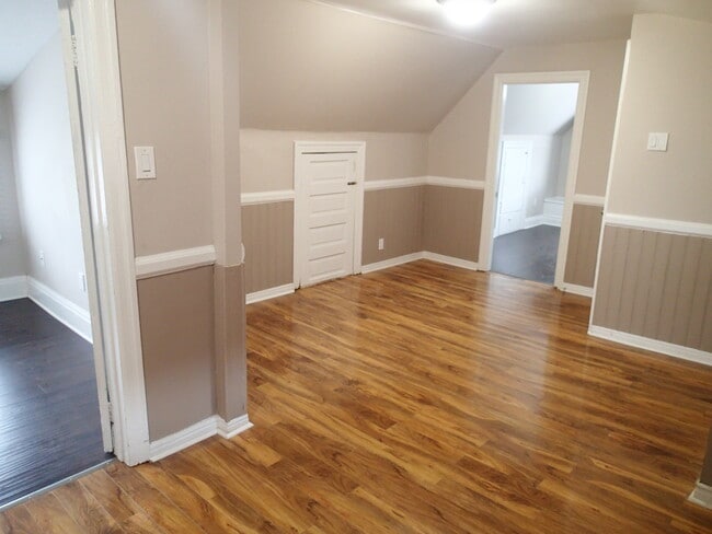 Photo - 179 Wood St E