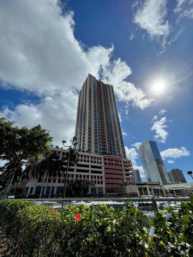 Building Photo - Fully Furnished 1 Bed 1 Bath 1 Parking in ... Unit 3805 Rental