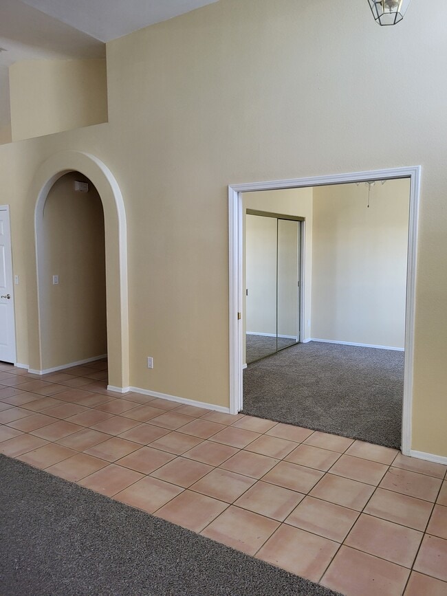 1923 E Club House Plz