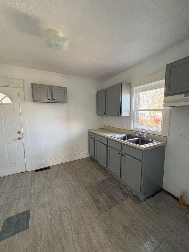 Photo - 1222 E 4th St