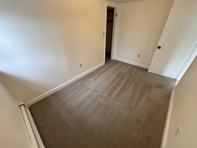 Photo - Freshly Updated 2BR Apartment – Heat Included | Sanford, ME Unidad 4