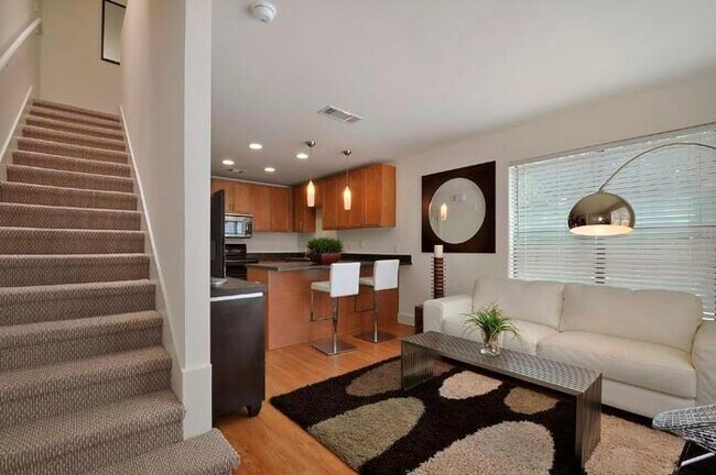 Photo - 711 W 32nd St Unidad 105