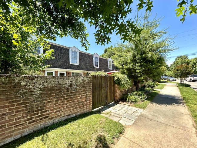 Photo - 2016 Sherwood Ave SW