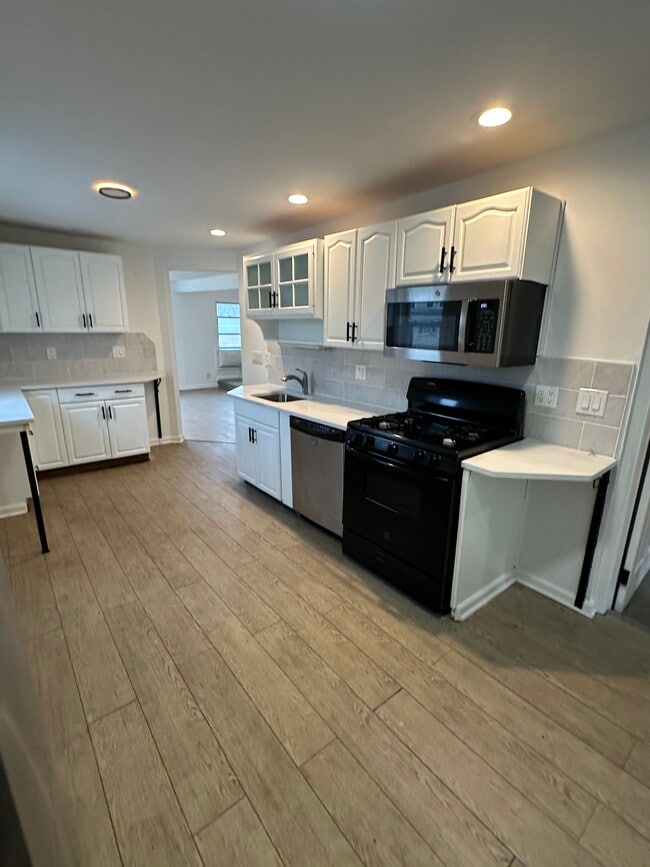 Building Photo - 94 Carlton Ave Unit 2BR plus BONUSROOM