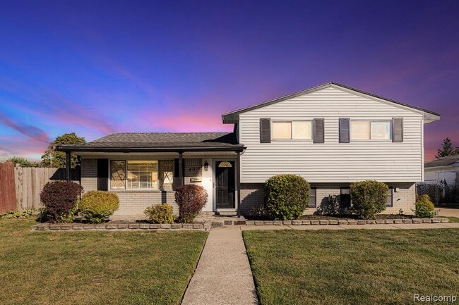 Building Photo - 2719 Pall Mall Dr