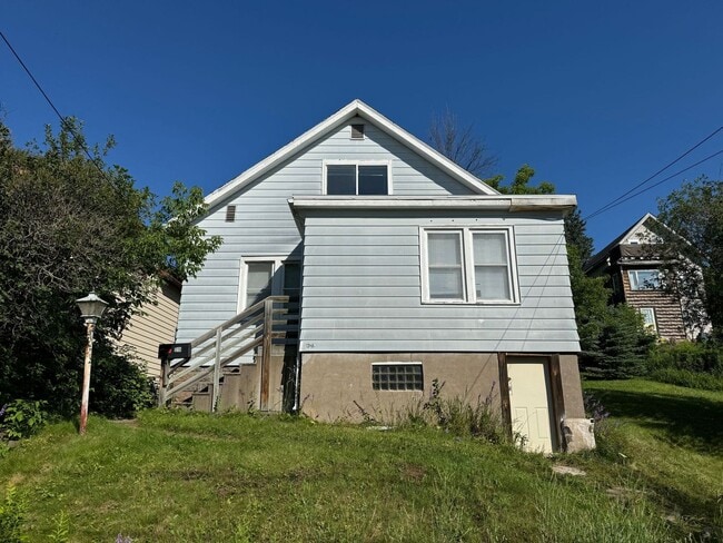 Building Photo - 1318 E 11th St Unit 1318 E 11th St Rental