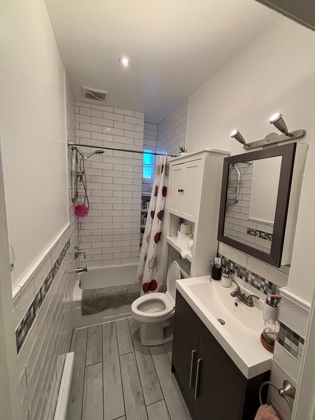 Building Photo - 4847 Av Des Érables Unit 4847 av. des Érables appartement