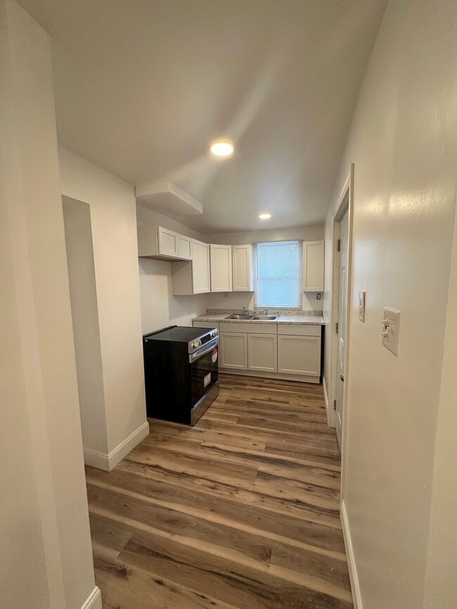 Building Photo - Newly Renovated One Bedroom House, Downtown Location - Special Available – Contact Our Office for...