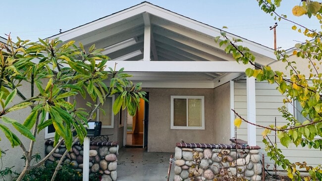 Building Photo - Huntington Beach Charming 3 Bedroom House