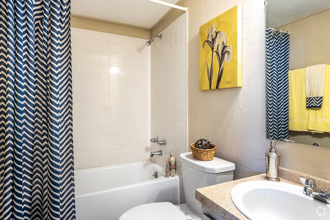 2BR, 1BA - 725 SF