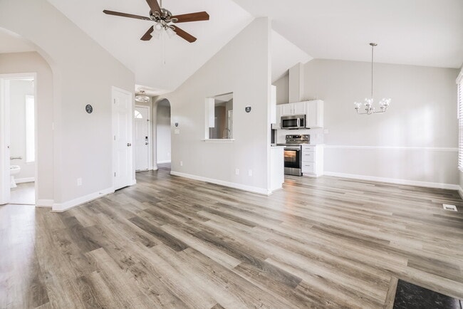 Photo - 998 St Catherines Dr