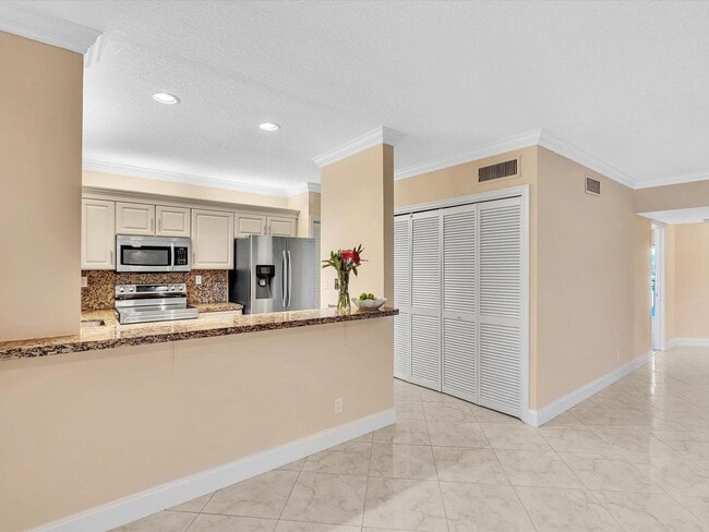 333 SE 20th Ave Unit 204