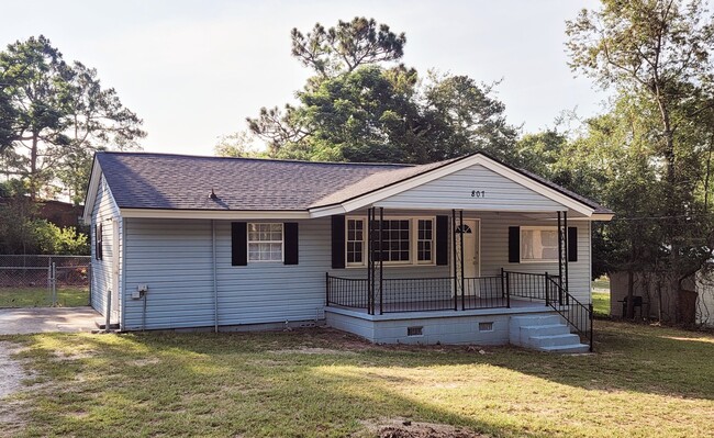 Building Photo - 807 Laurel Rd